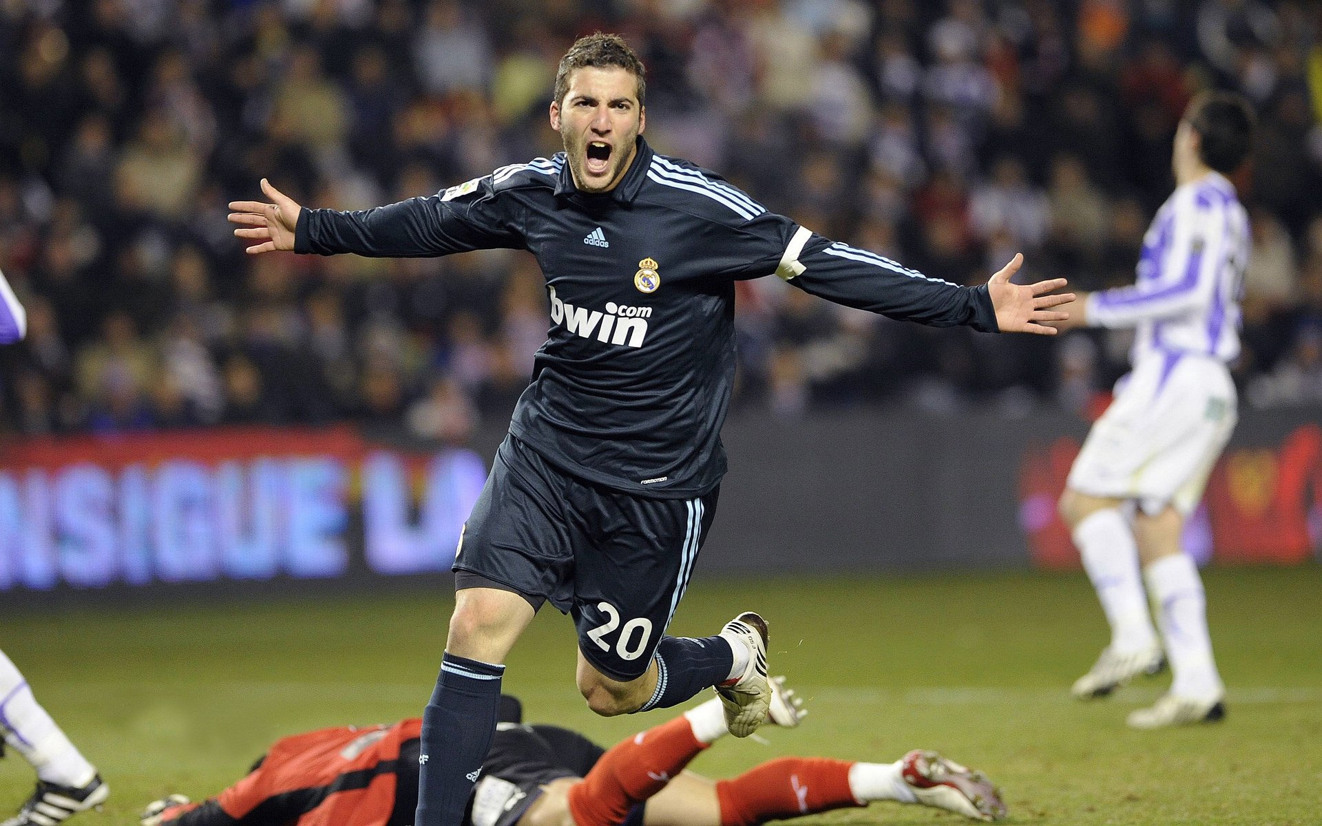 34-4,太疯狂!英超冠军轰34球9连胜完爆对手,位居英超前2,英超38轮顺序